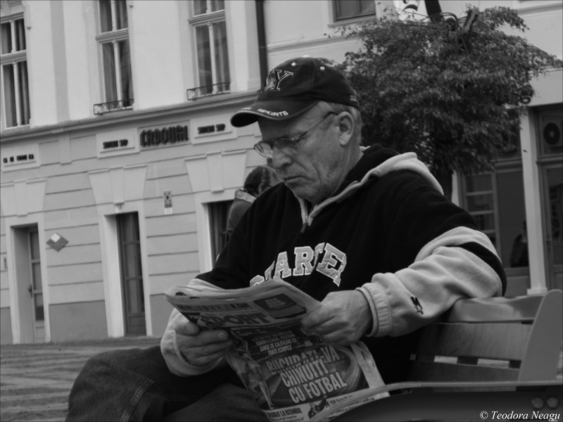 Barbat citind ziar in Sibiu